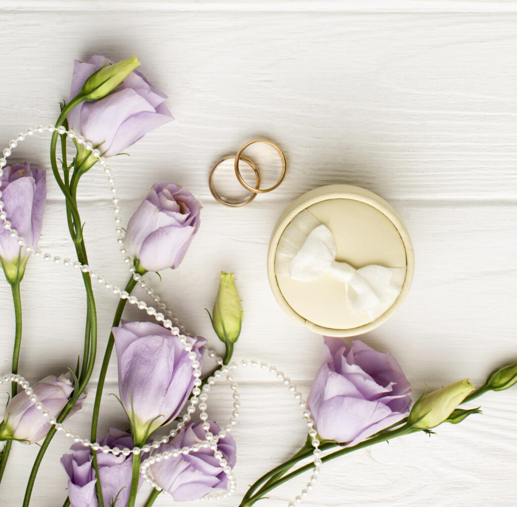 wedding-rings-with-box-flowers